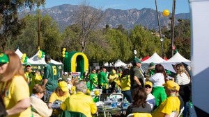 Duck fans having fun at the UO Alumni tailgate with the mountains in the background