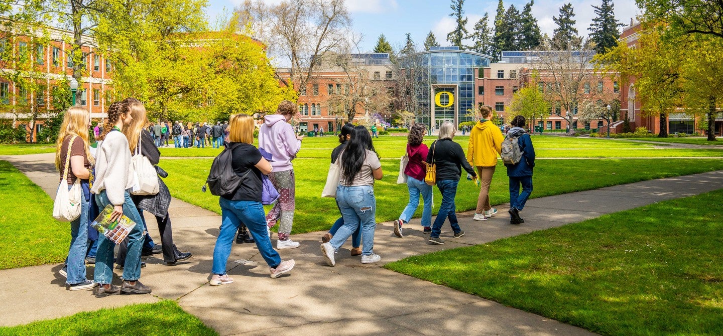 Students and parents touring uo campus
