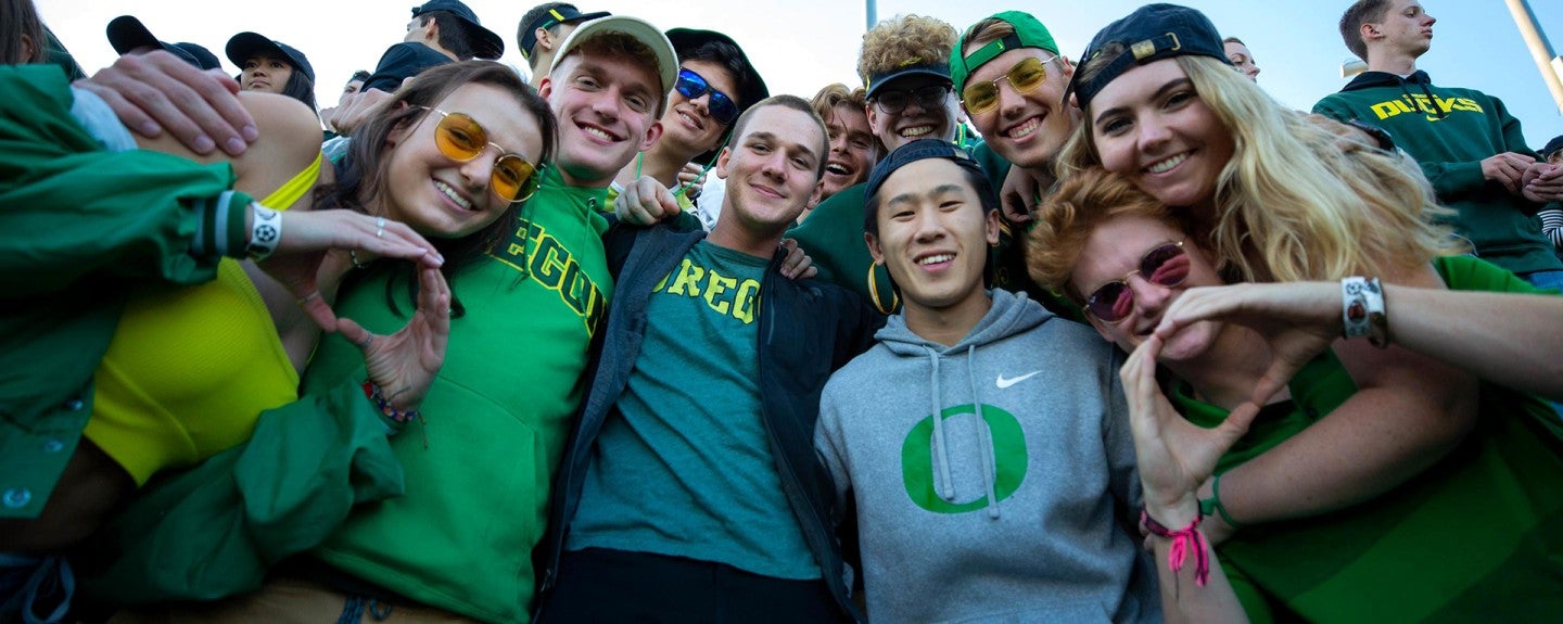 Group of UO students throwing the O with their hands
