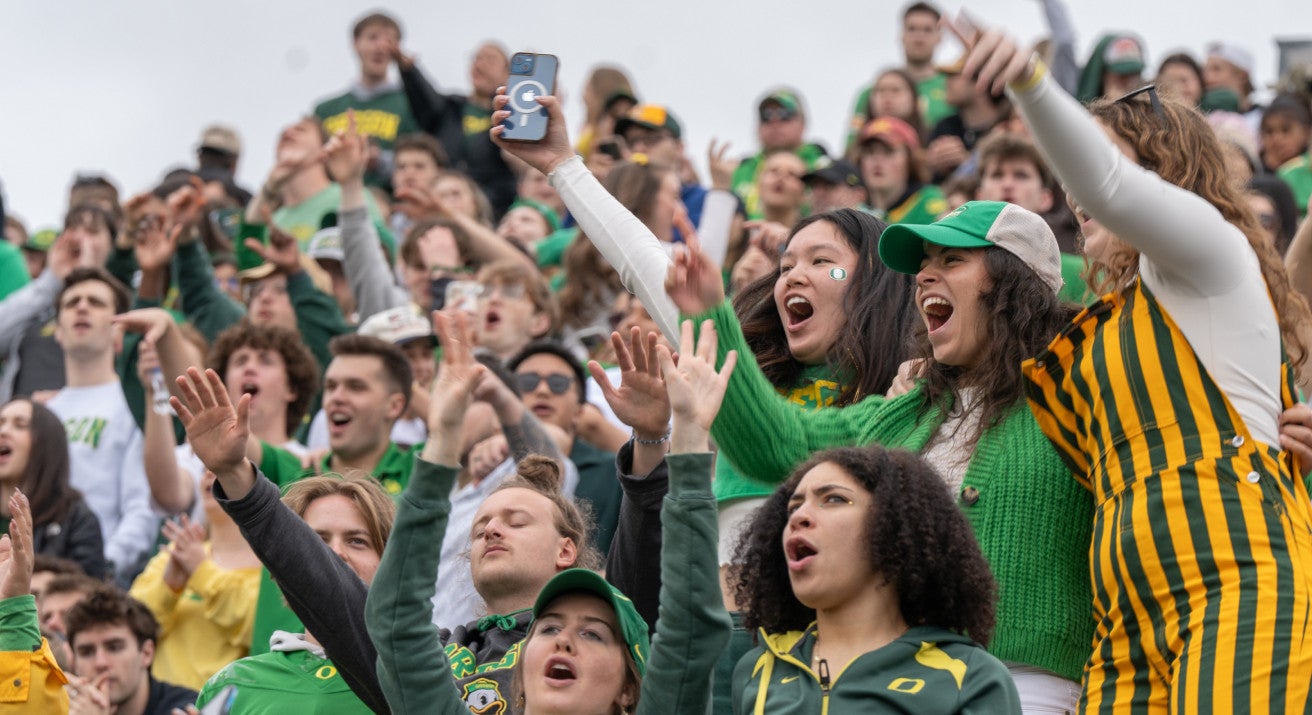 UO students cheering at Autzen Stadium