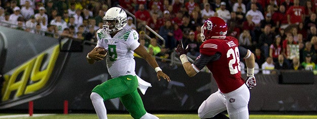 Marcus Mariota running with the football