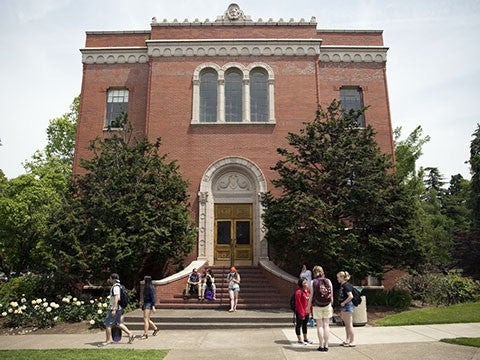 Students in front of Chapman Hall